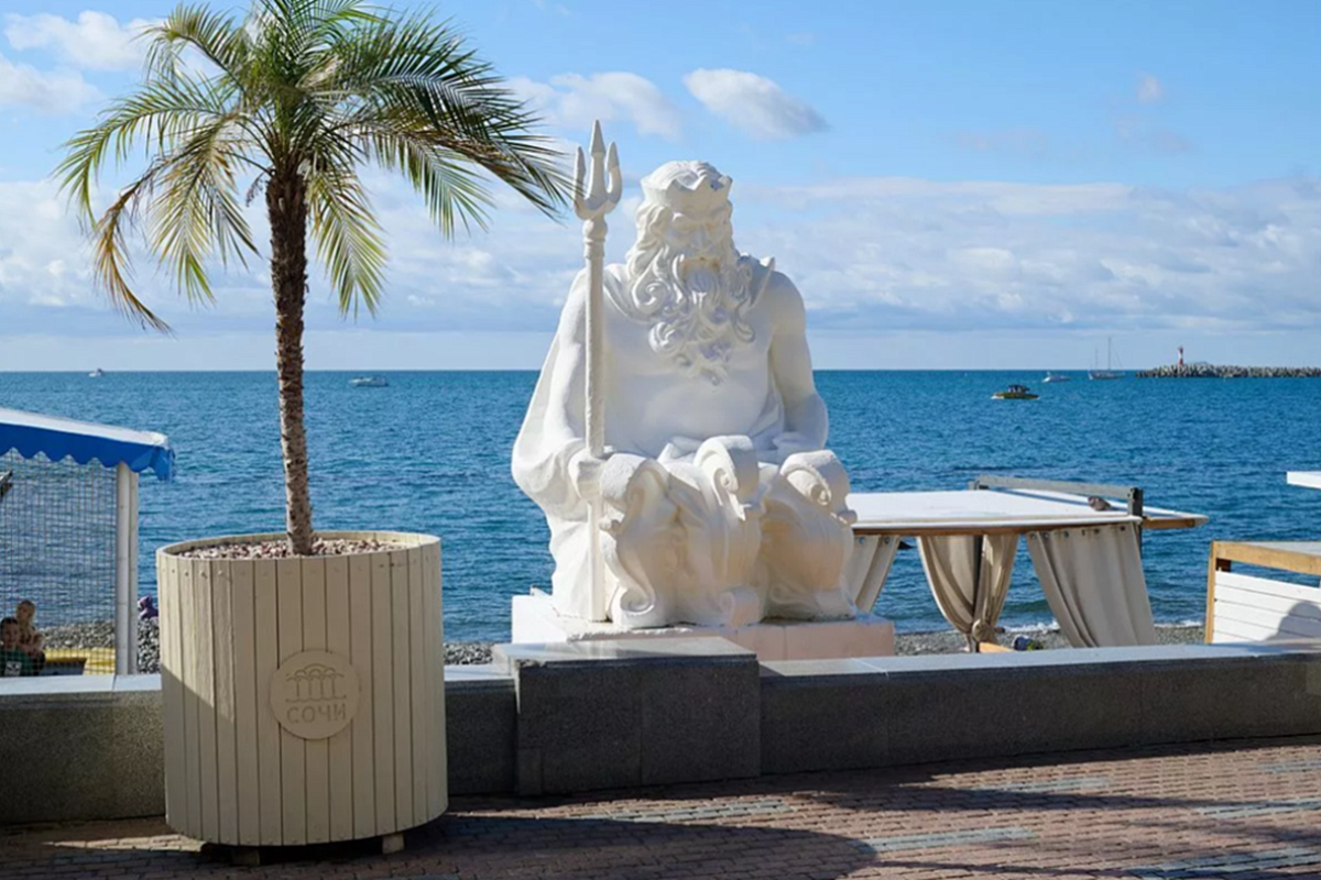 Стало известно, когда в Сочи завершится купальный сезон