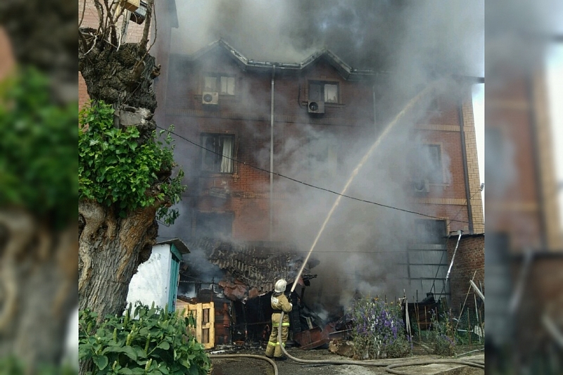 В центре Краснодара произошел пожар в хозпостройке и перекинулся на крышу трехэтажного здания