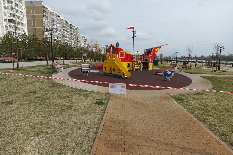 В парках и скверах Краснодара из-за угрозы распространения коронавируса закрыли детские и спортивные площадки