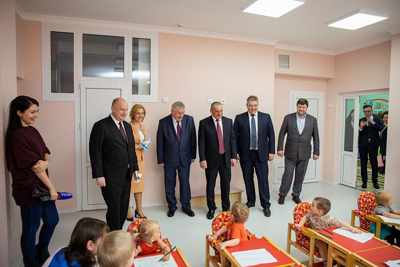 Символический ключ от детского сада ребятам передал генеральный директор группы компаний «ЮгСтройИнвест» Юрий Иванов.