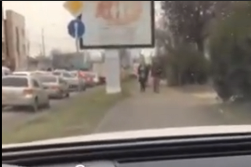 Полиция установила автомобиль Audi, который ездил по тротуару на ул. Селезнева в Краснодаре