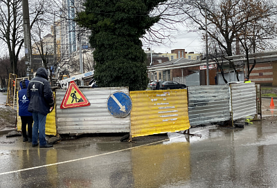 Из-за обвала грунта на перекрестке улиц Кожевенной и Каляева в Краснодаре ограничено движение транспорта