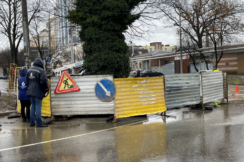 Из-за обвала грунта на перекрестке улиц Кожевенной и Каляева в Краснодаре ограничено движение транспорта