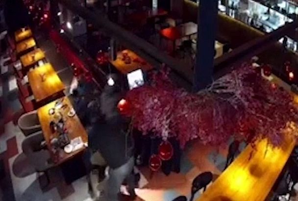 В Краснодаре мужчина избил посетителя в баре «Frank by Баста»  