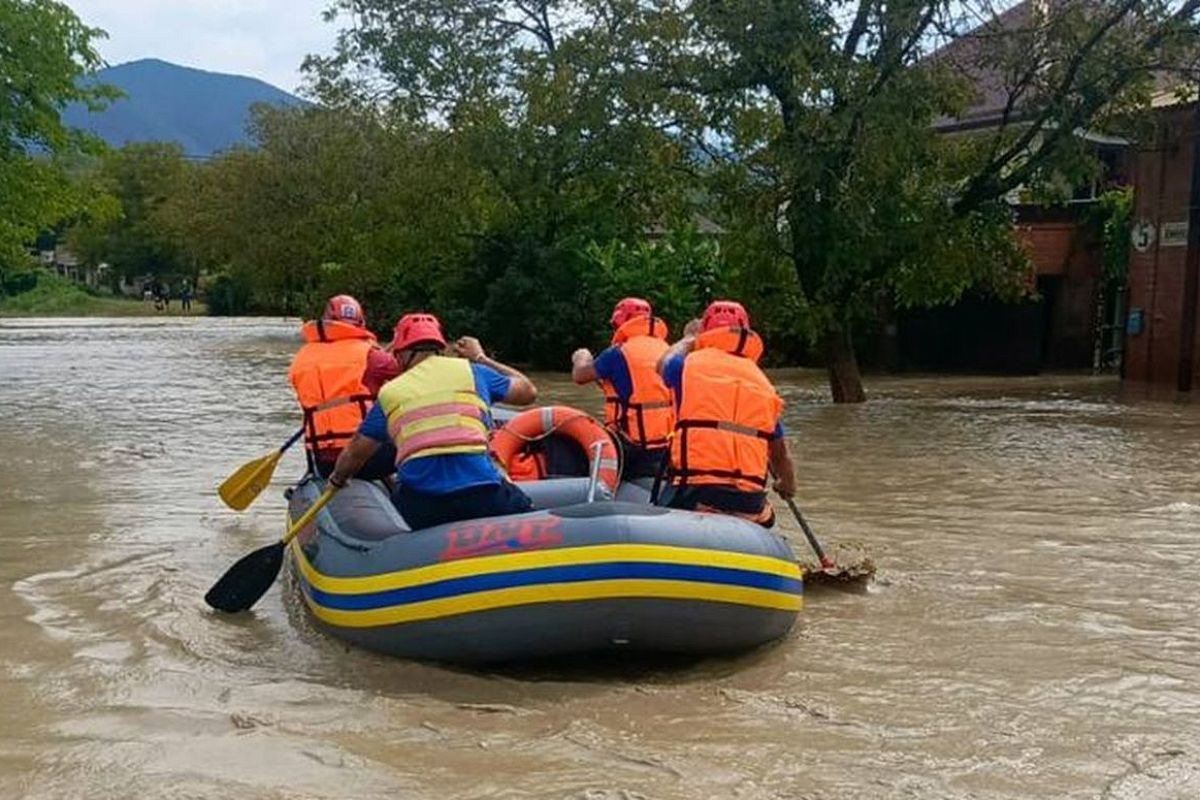 Автобус упал с моста в реку в селе Дефановка под Туапсе