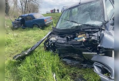 «Ладу Гранту» смяло после столкновения с ВАЗом на Кубани. Один человек погиб, двое в больнице