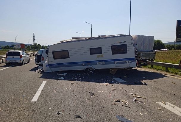 В Горячем Ключе «дом на колесах» попал в ДТП по дороге к морю 