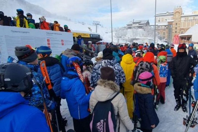 Туристы запечатлели огромные очереди в день открытия горнолыжного сезона