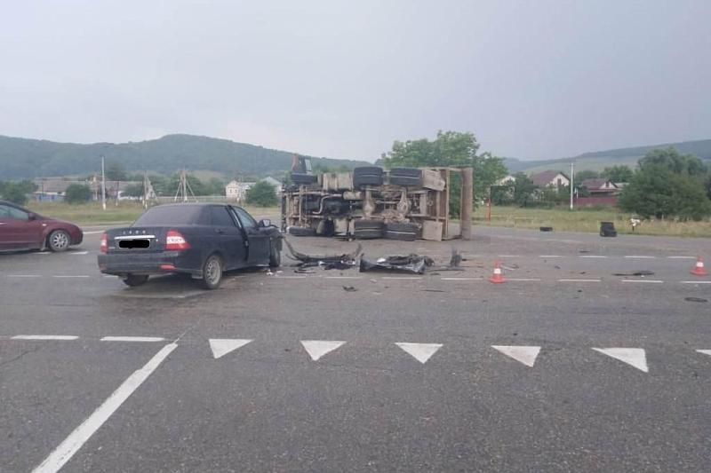 По вине водителя без прав в ДТП с КамАЗом в Краснодарском крае пострадали 2 человека