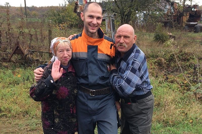 Спасатели вывели из леса заблудившихся грибников в Белореченском районе