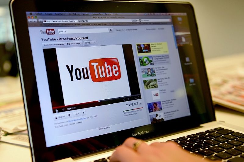 Роскомнадзор обвинил YouTube в систематической цензуре российских СМИ