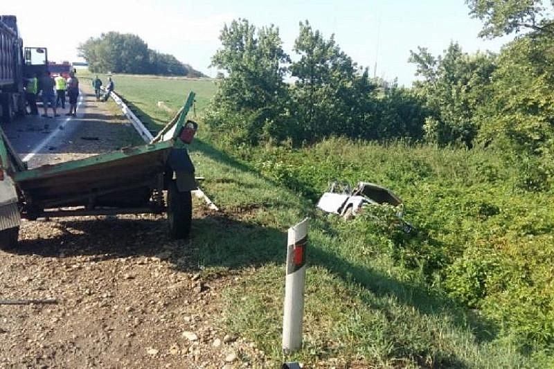 Момент ДТП с фурой в Краснодарском крае, где погибли мужчина и 12-летний мальчик, попал на камеру видеорегистратора