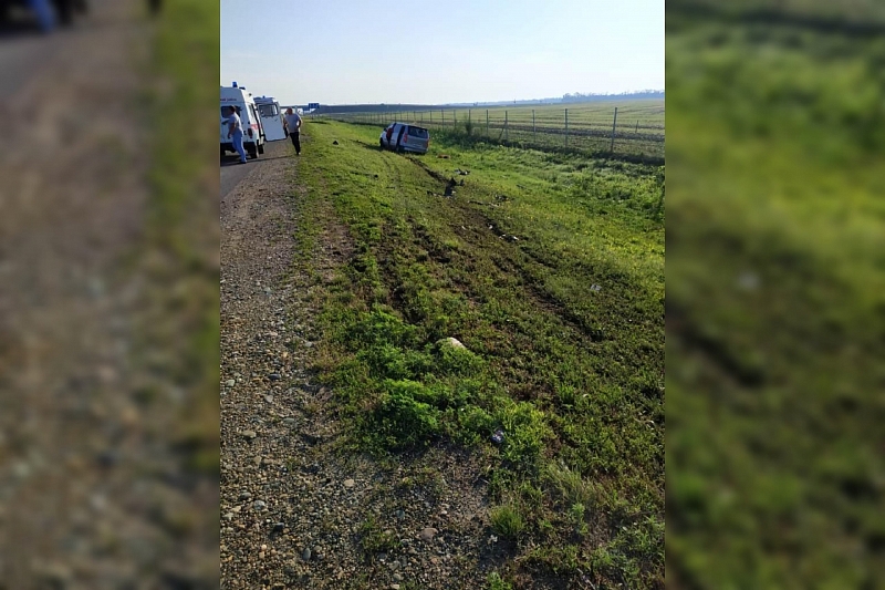 В Краснодарском крае иномарка врезалась в знак и съехала с дороги. Трое пострадали