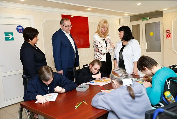 Анна Минькова посетила социальные объекты Тимашевского района
