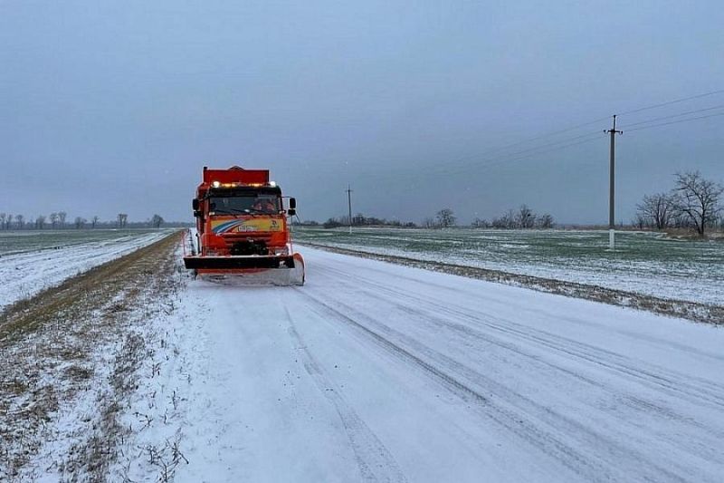 На трассах Краснодарского края работают почти 300 единиц снегоуборочной техники