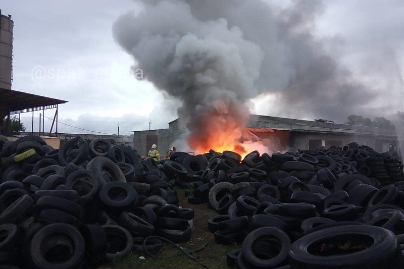 В Анапе произошел пожар на складе автомобильных шин