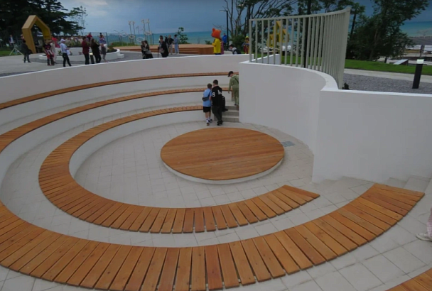 Амфитеатр, фотозона, уличная библиотека: на центральном пляже Туапсе открыли арт-парк