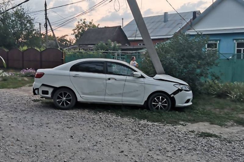 Пьяный водитель на Lifan на скорости влетел в столб в Краснодарском крае