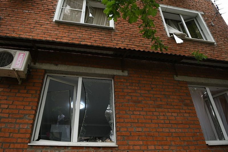 В Краснодаре после атаки дрона в домах на улице Гаражной выбило около 20 окон 