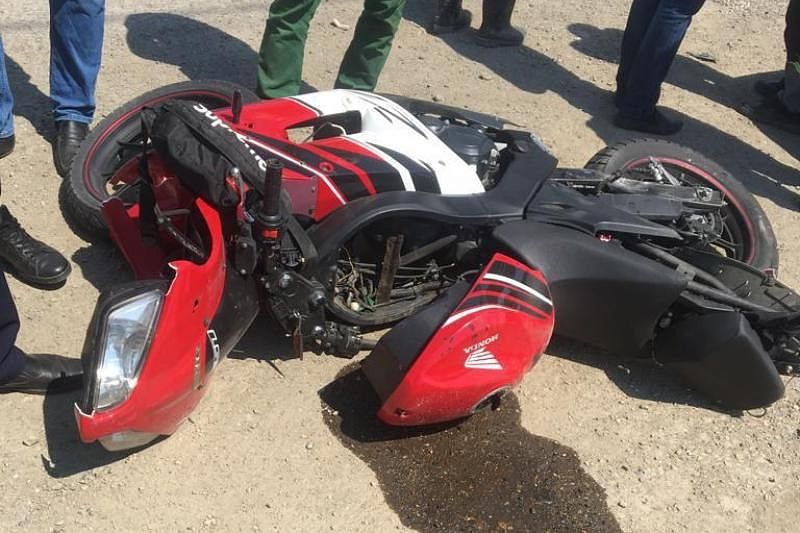 В Краснодарском крае водитель грузовика при развороте раздавил мотоцикл. Есть жертвы