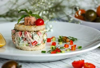 Новогодняя ночь с ароматом моря: только этот салат с консервированным тунцом добавит вам настроения. Готовится проще, чем оливье!