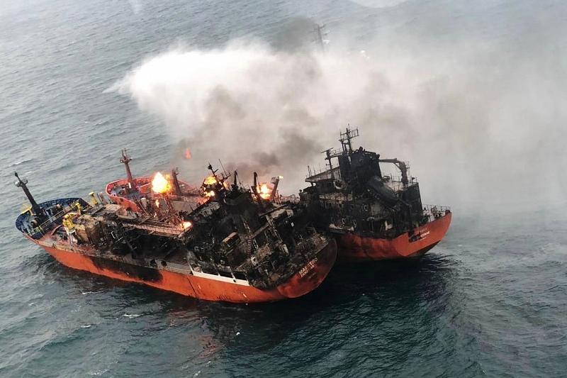 Открытое горение на одном из танкеров в районе Керченского пролива продолжается