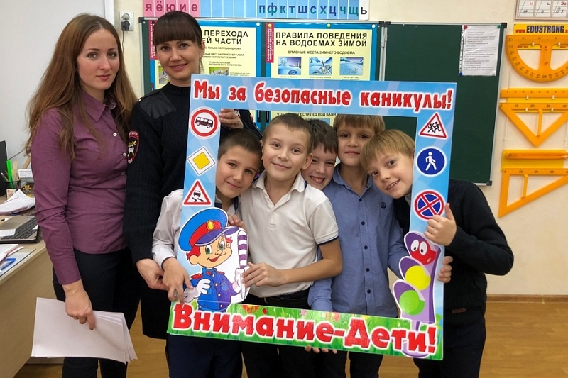 В Краснодарском крае автоинспекторы проводят для школьников профилактические ликбезы «Безопасные каникулы»