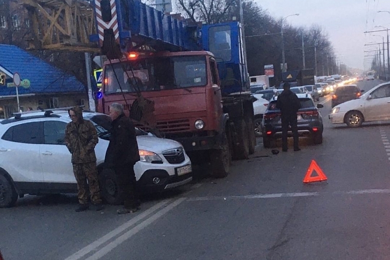 В Краснодаре из-за ДТП образовалась пробка на улице Дзержинского