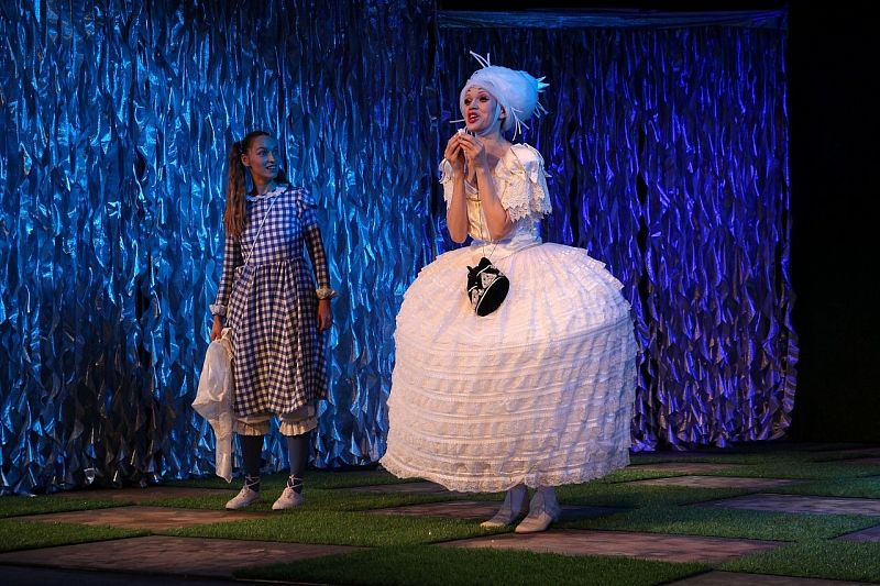 В театре драмы поставили сказку «Алиса в Зазеркалье»