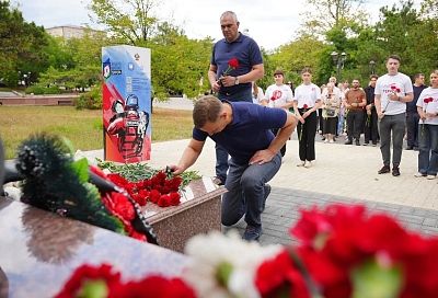 Память погибших при ночной атаке БПЛА ВСУ почтили в Новороссийске
