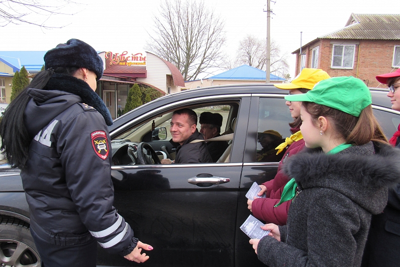 В Краснодарском крае автоинспекторы напомнили о важности соблюдения дорожных правил в зимний период