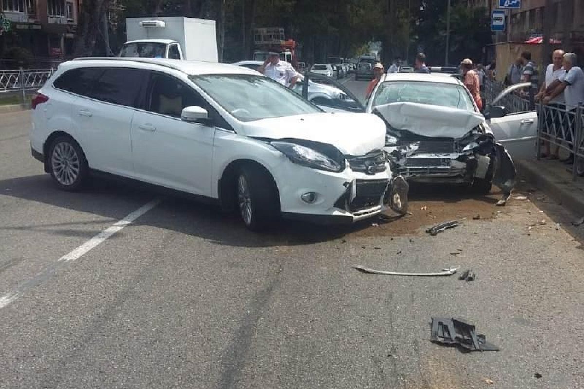 3 человека пострадали в ДТП на встречной полосе в Сочи