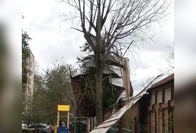 В центре Краснодара крышу многоэтажки сорвало ураганным ветром на детскую площадку