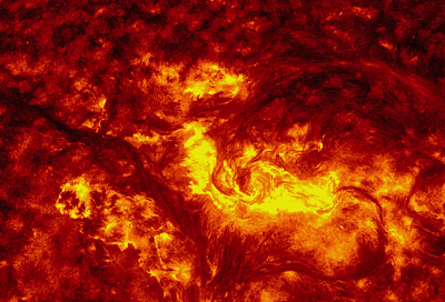 Выброс плазмы после экстремальной вспышки на Солнце направлен на Землю. Он усилен разрушенным протуберанцем