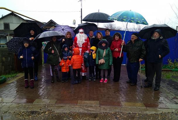 Дед Мороз открыл новую детскую площадку в Краснодаре