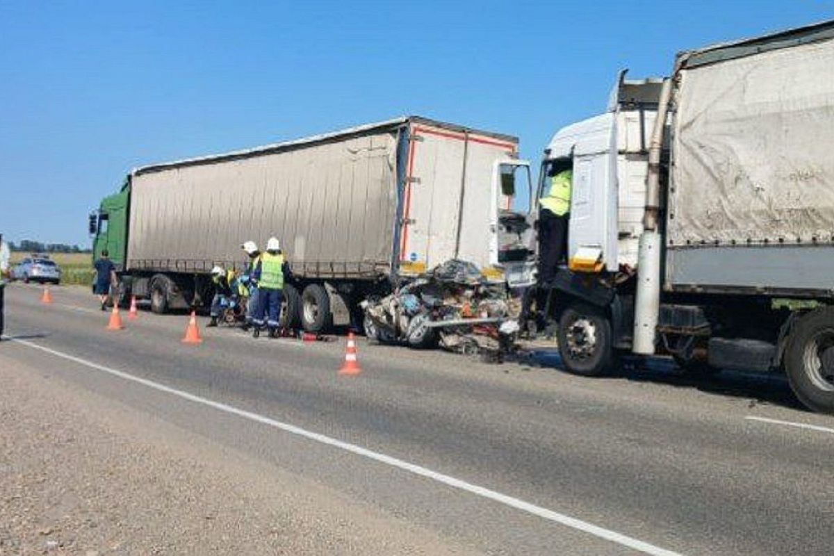 Уголовное дело возбудили после гибели семьи с тремя детьми в ДТП в Краснодарском крае