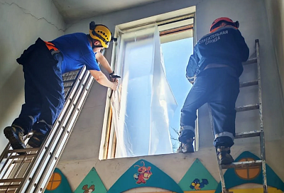 Изоляцию поврежденных при атаке БПЛА окон в зданиях Туапсе ведут в усиленном темпе перед непогодой