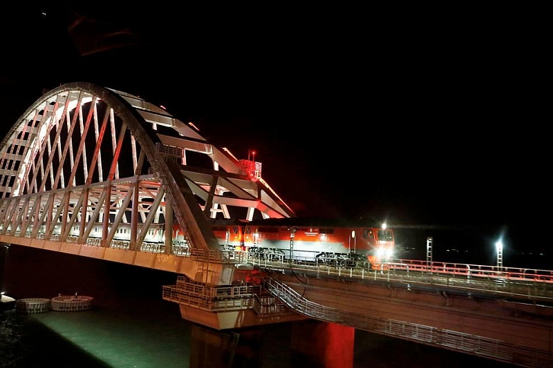 Пассажирский поезд впервые пересек Крымский мост