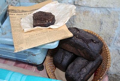 Отруби, жмых, гороховая мука, сосновая кора: хлеб по рецепту 1941 года испекли в Анапе