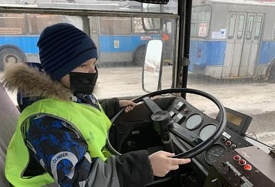 Новогоднее чудо: маленький краснодарец стал водителем троллейбуса