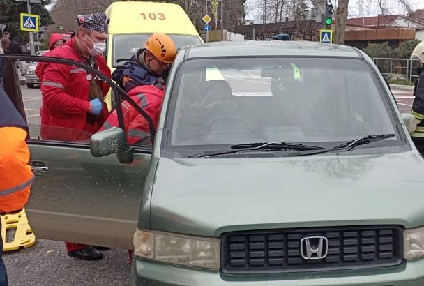 Спасатели вытащили водителя из искореженного в ДТП автомобиля в Сочи