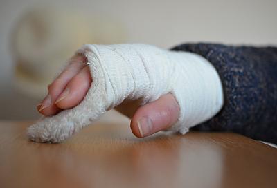 В Ростовской области пьяная мать сломала 3-летнему сыну руку