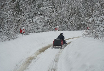 Спасатели на снегоходах доставили хлеб жителям отдаленных сел Северского района