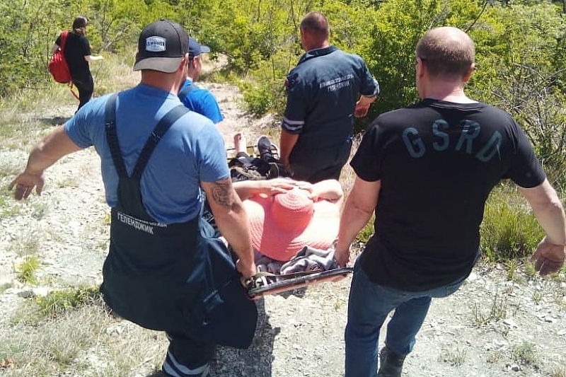 В Геленджике спасатели эвакуировали с горы женщину с переломом ноги
