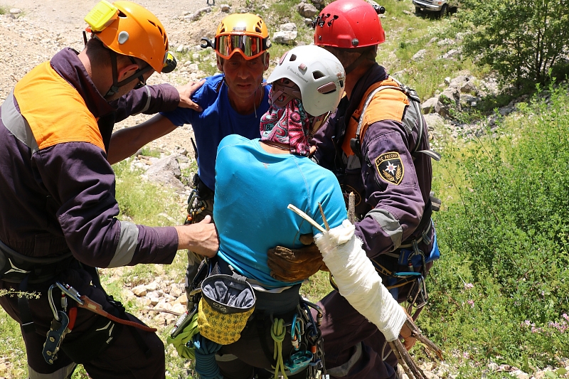 В Сочи спасатели спустили со скалы спортсменку, сломавшую руку