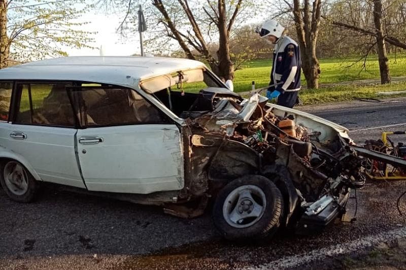 В Краснодарском крае в лобовом столкновении пострадали 2 водителя