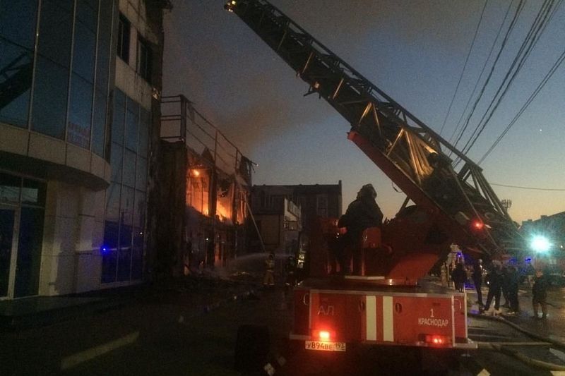 Под Краснодаром четыре часа тушили крупный пожар в ТЦ Magic Shop 