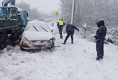 Иномарка вылетела с заснеженной дороги и опрокинулась на Кубани. Два человека погибли
