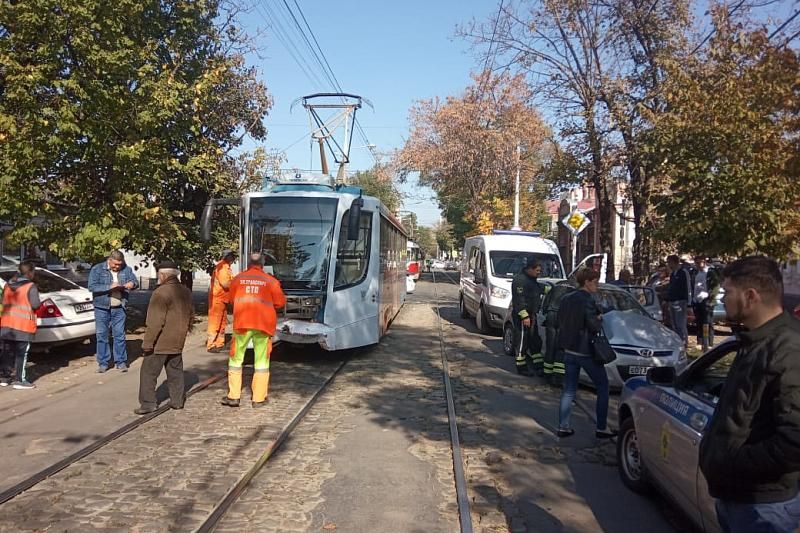 В центре Краснодара иномарка протаранила трамвай