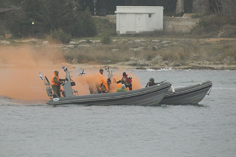 Боевые пловцы отразили нападение условных диверсантов на базу в Новороссийске